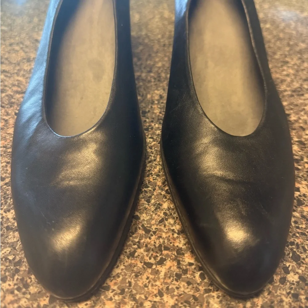 “STUART WEITZMAN” Black Wedge Pumps